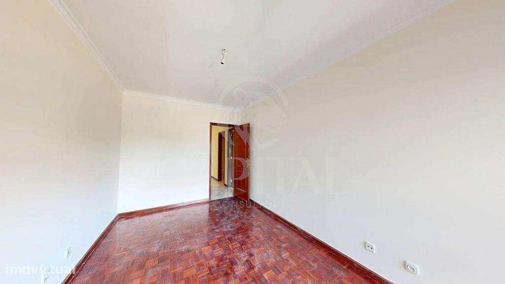 T2 espaçoso com varanda e garagem-14