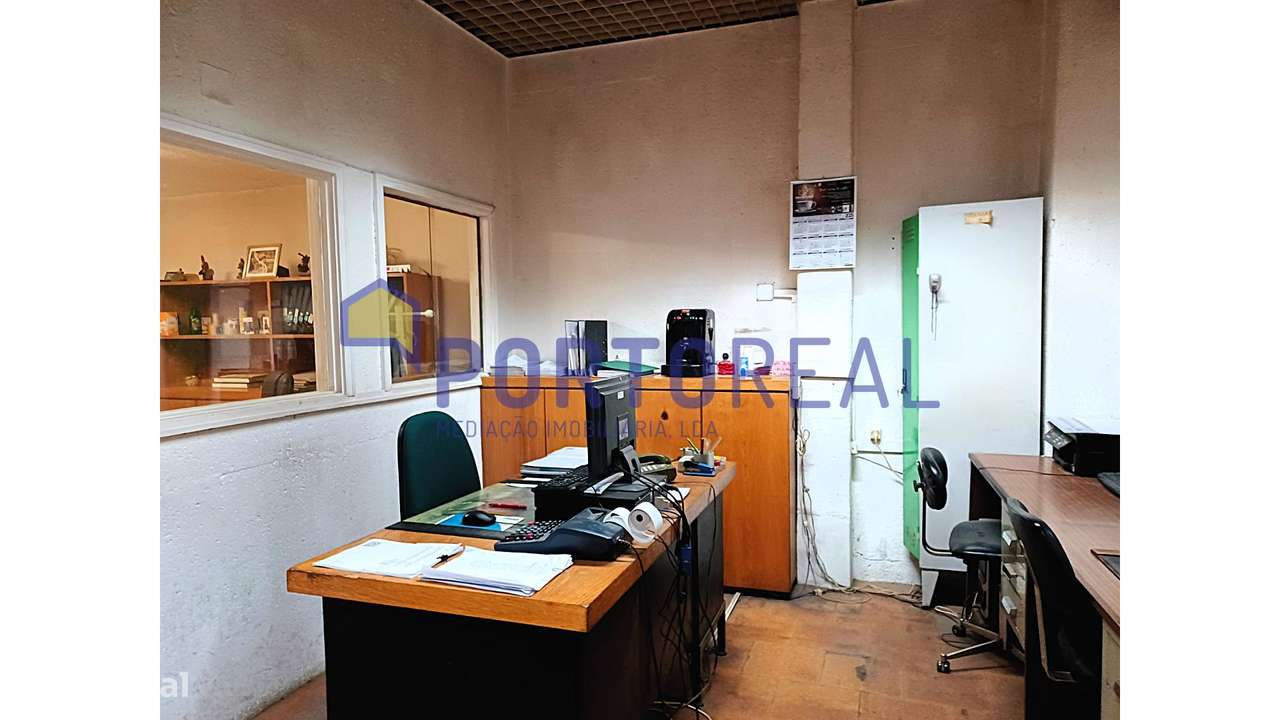 Armazém 2 entradas na Rua Zambeze- Porto-21