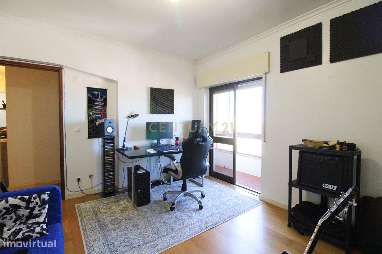 Apartamento T3 com Vista Panorâmica em Almada-17