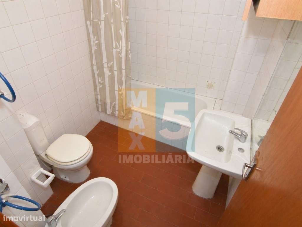 T1 com boa luz natural para remodelação total - Vale da Amoreira-9