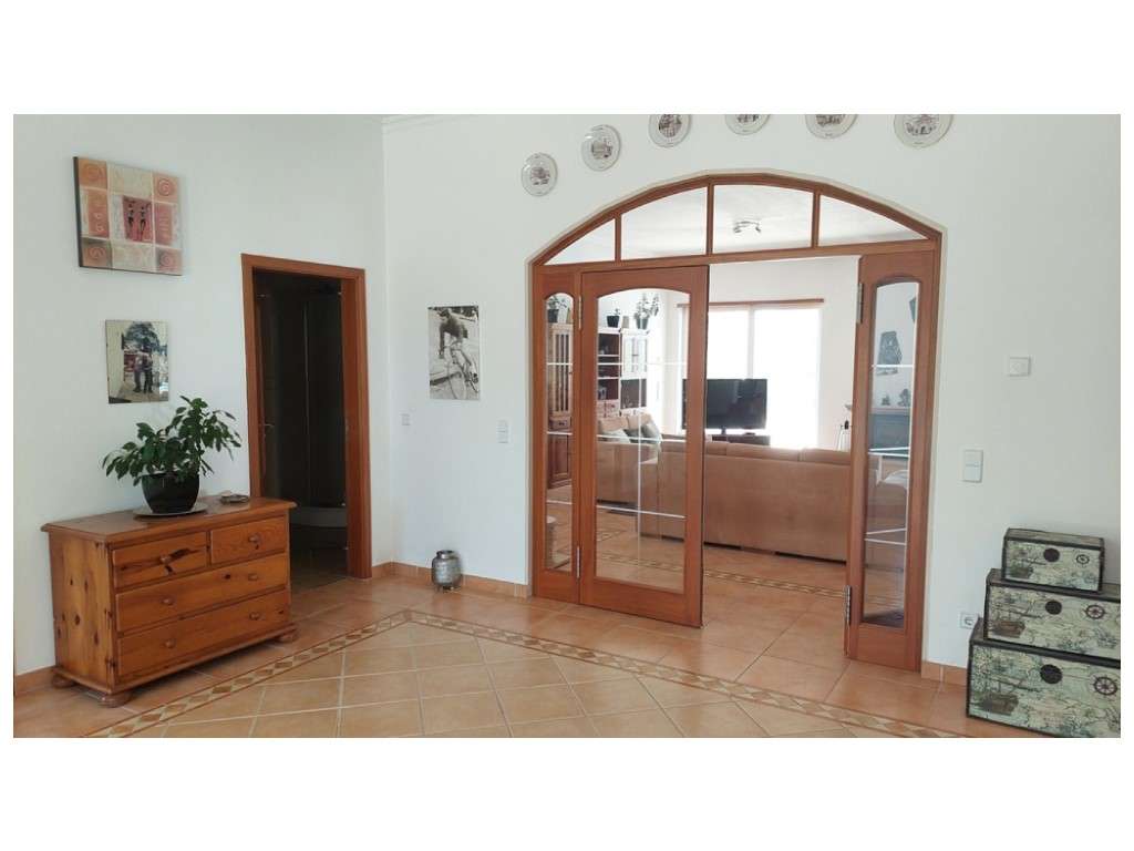 Moradia térrea, individual T4 com piscina e jacuzzi, zona Coimbrão-16