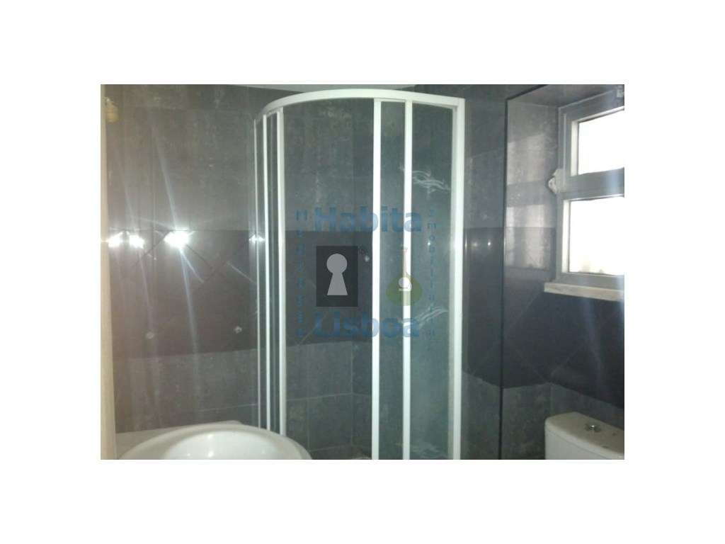 Moradia remodelada com terraço Junto à Baia do Seixal-8