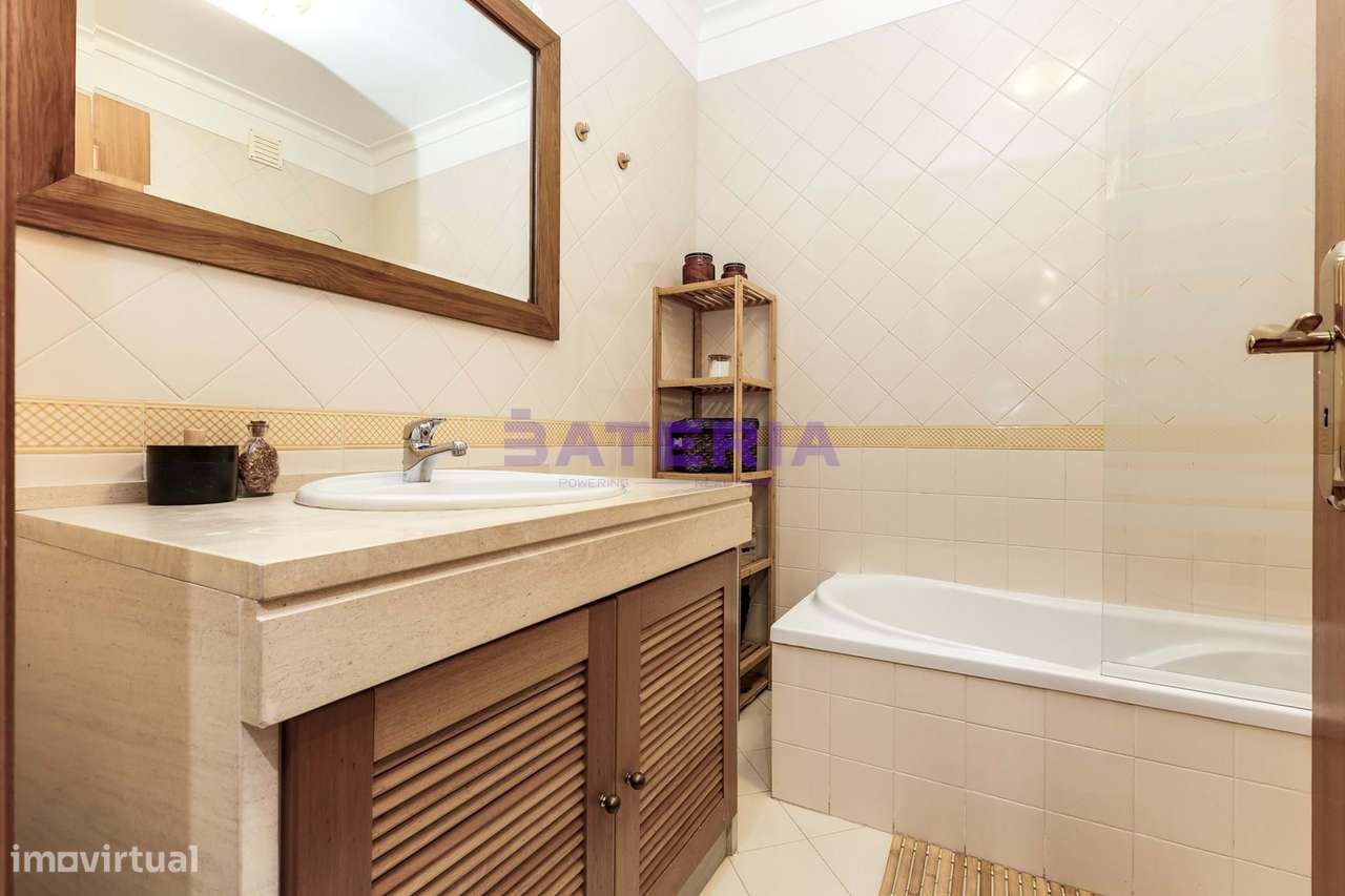 T2 com Suite, estacionamento e arrecadação em Massamá-11