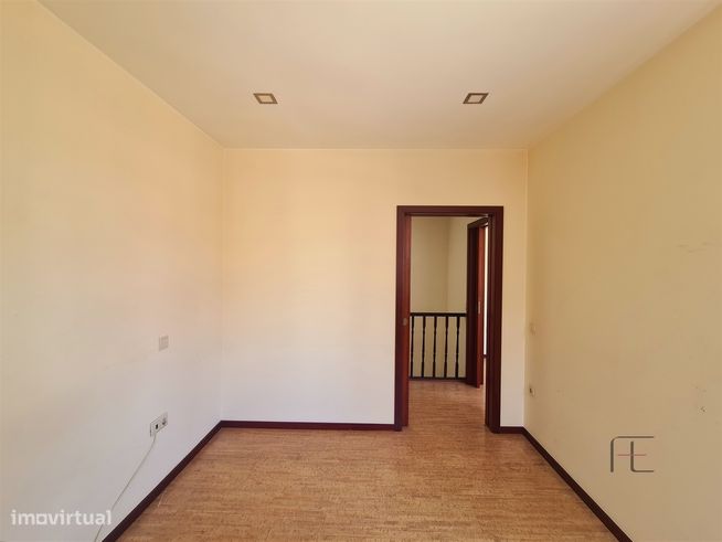 Casa de dois pisos com quintal, Junto Av. Fernão de Magalhães, Porto-19