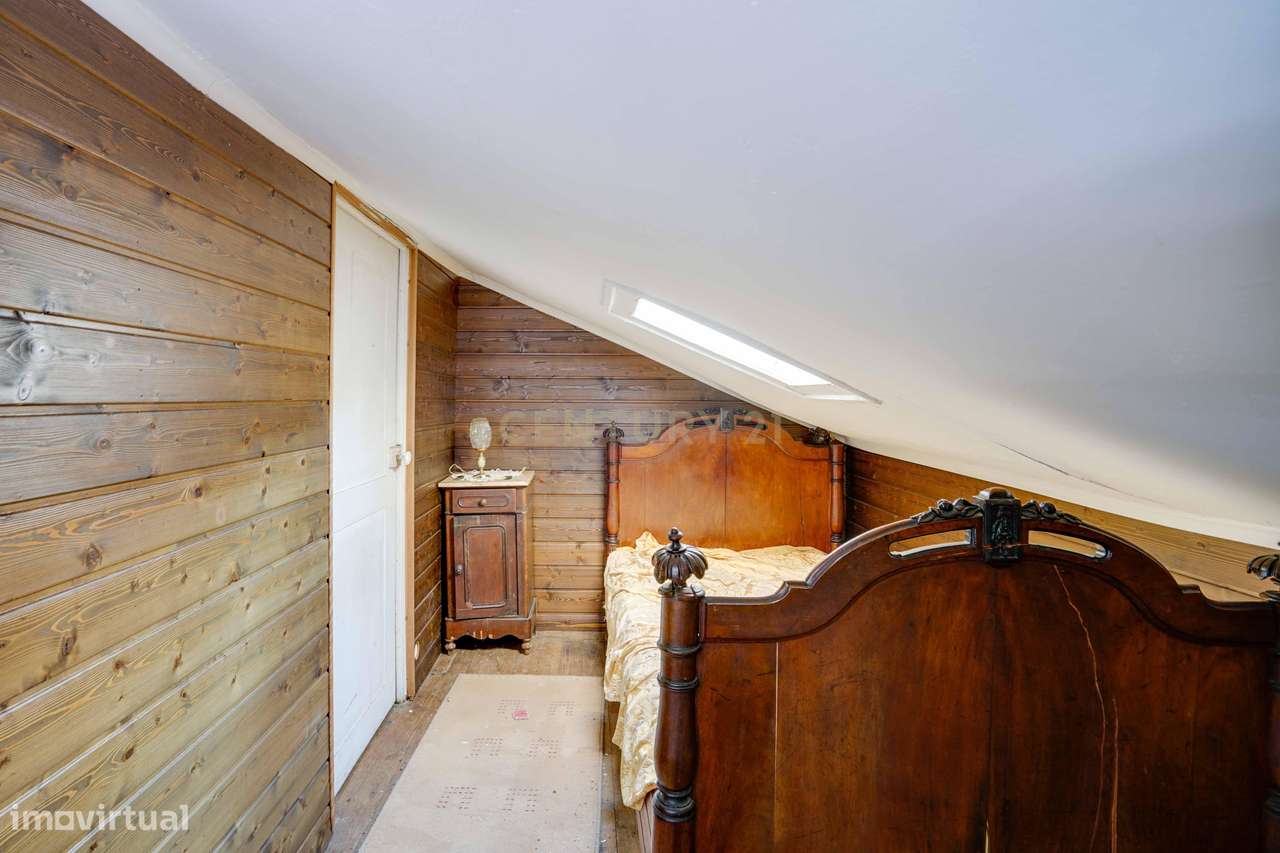 Moradia independente T6, situada no coração da linha de Cascais, junto-37