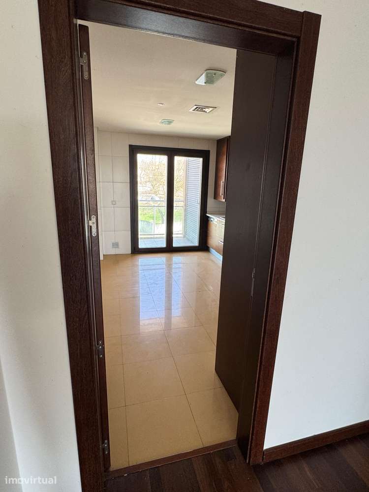 T4 com varanda, garagem e acessibilidade, 195m²-38