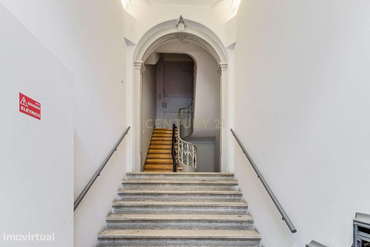 SÒ PARA SERVIÇOS 12 Assoalhadas para renovação em Localização Premium - Grande imagem: 3/39