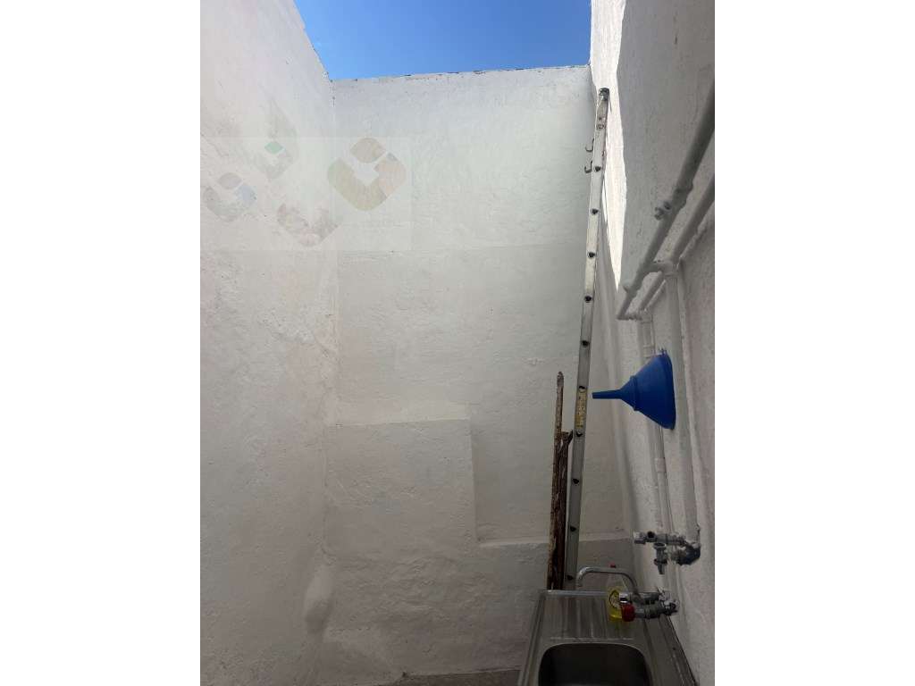 Moradia frente Monsanto, Excelente oportunidade, T2, por recuperar!-12