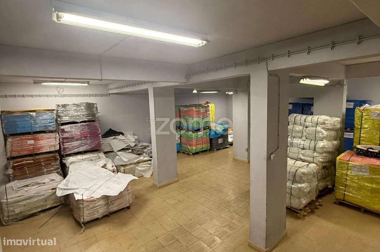 Armazém com 600 m² – 2 Pisos, Escritórios e Excelentes Acessos-23