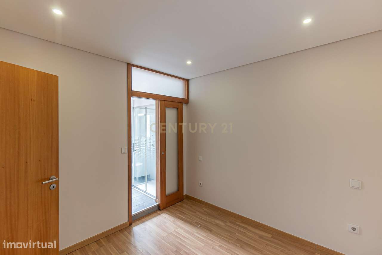 Apartamento T3 com terraço em frente ao metro da Casa da Música-11