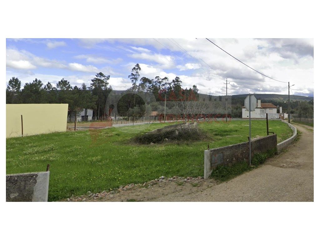 Terreno para construção com cerca de 1700 m²