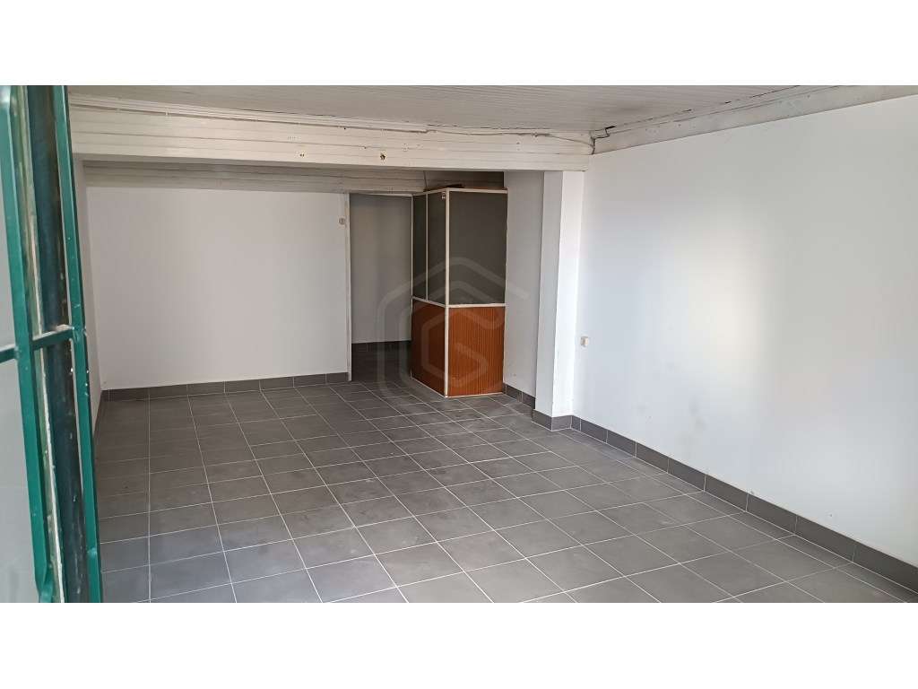 Casa com três Andares e Estabelecimento no Rés-Chão, Fundão - Grande imagem: 5/27