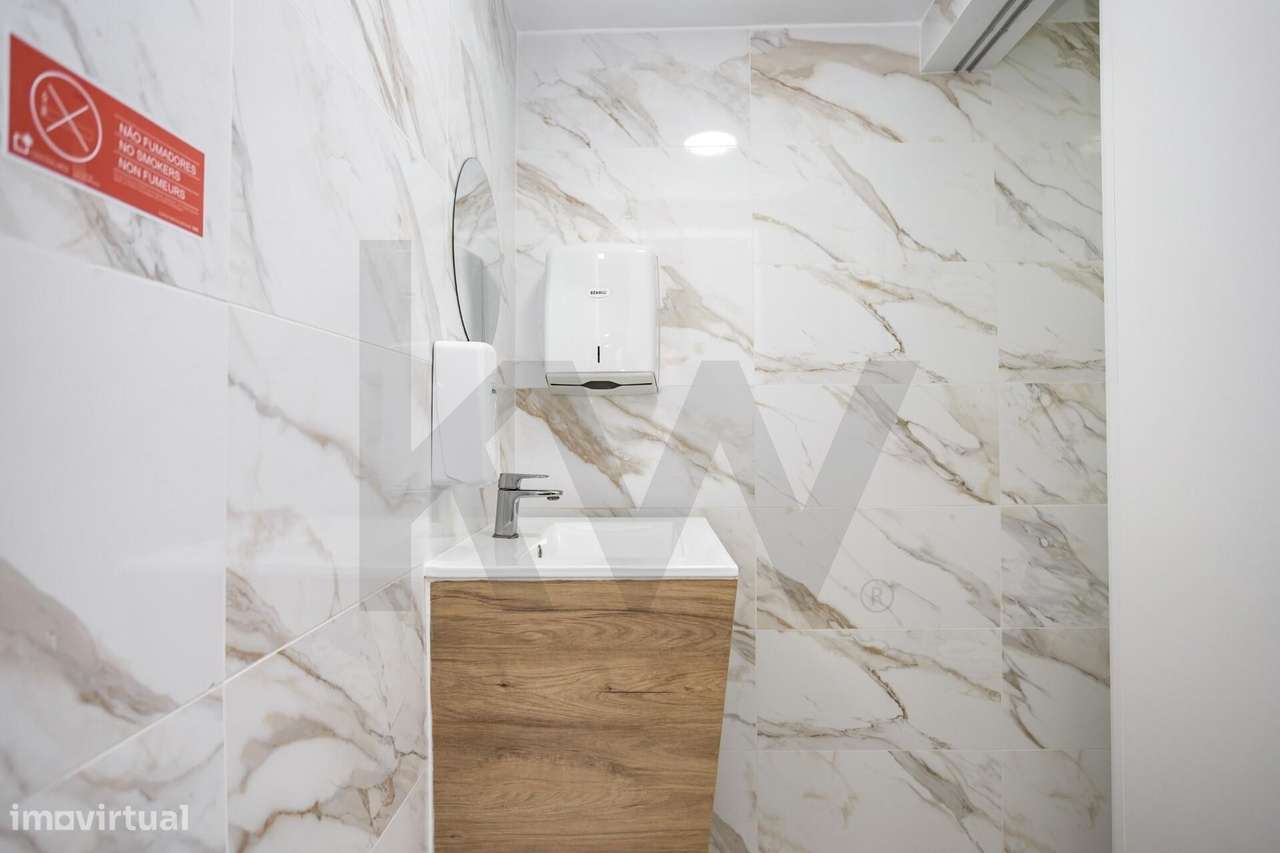 Espaço Comercial (Loja) no Centro de Corroios: Espaço Amplo, Remodelad-16