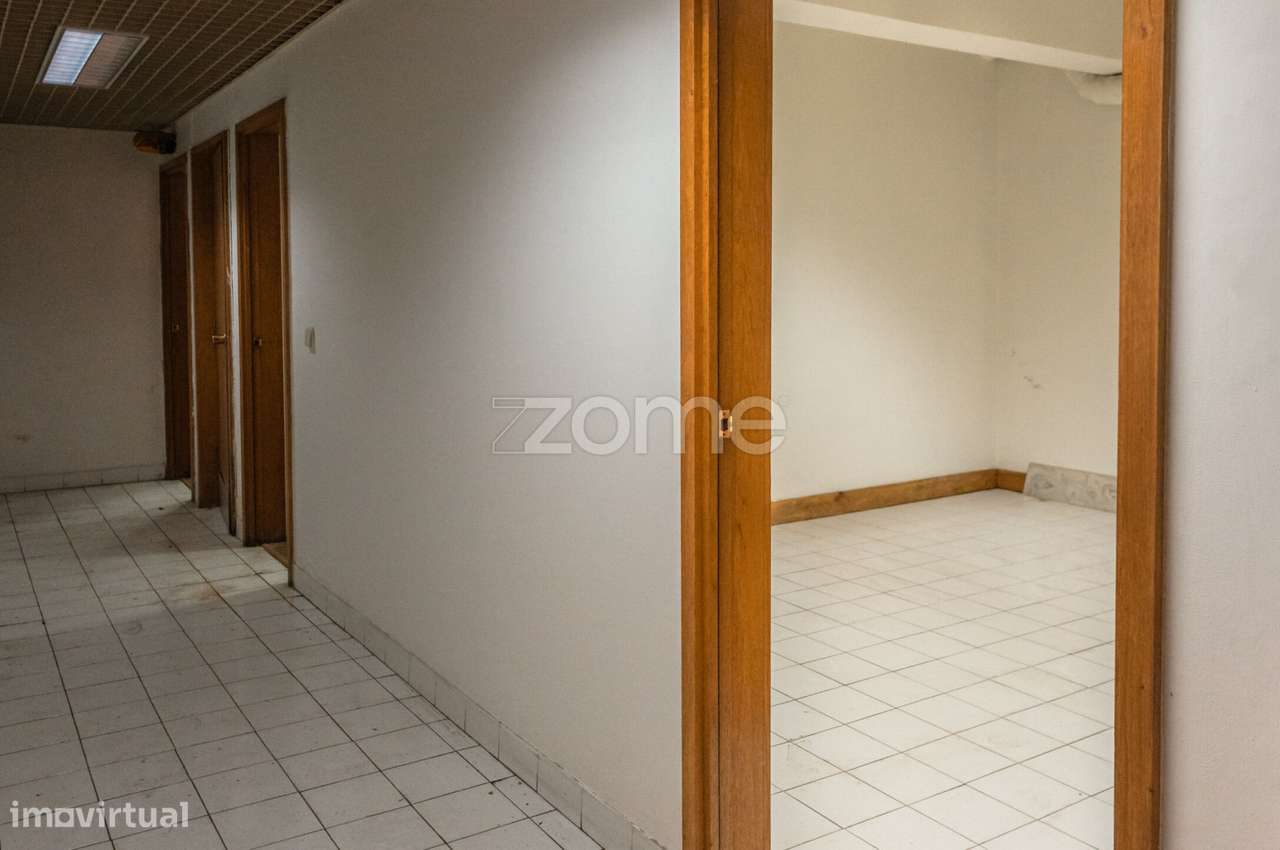 Loja com montra de 175m2 em Odivelas-27