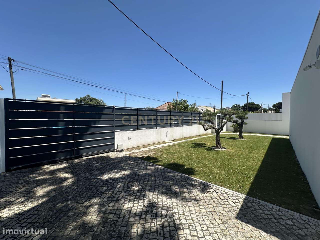 Moradia Térrea com Piscina aquecida e excelente jardim. Localizada em - Grande imagem: 5/40