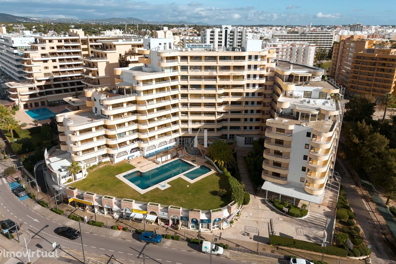 T2 em Vilamoura com piscina, estacionamento e vista marina