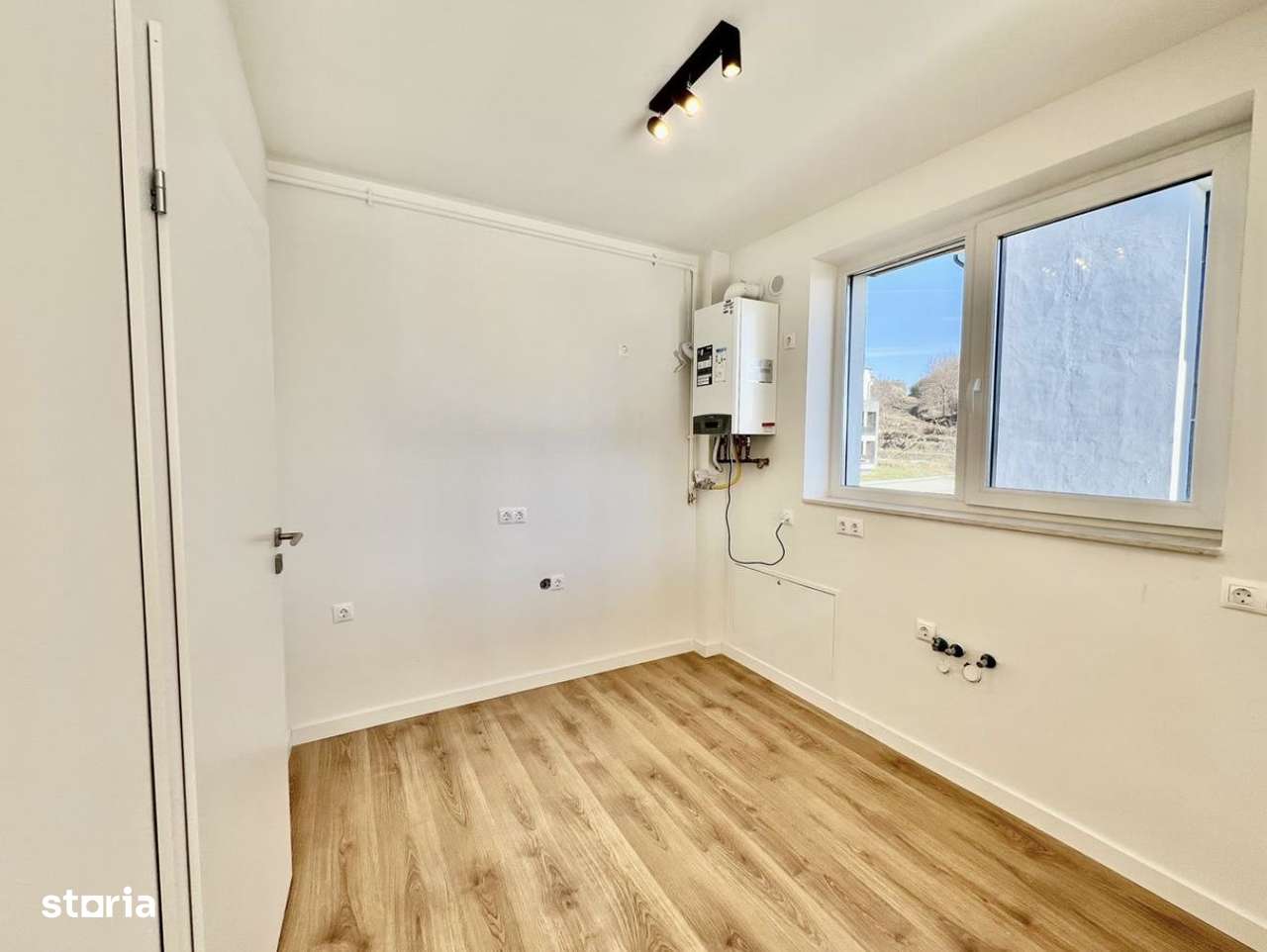 Ap. superb - 2 camere - 3.45 mp utili + balcon 7.37 mp - la cheie - Imagine principală: 3/9