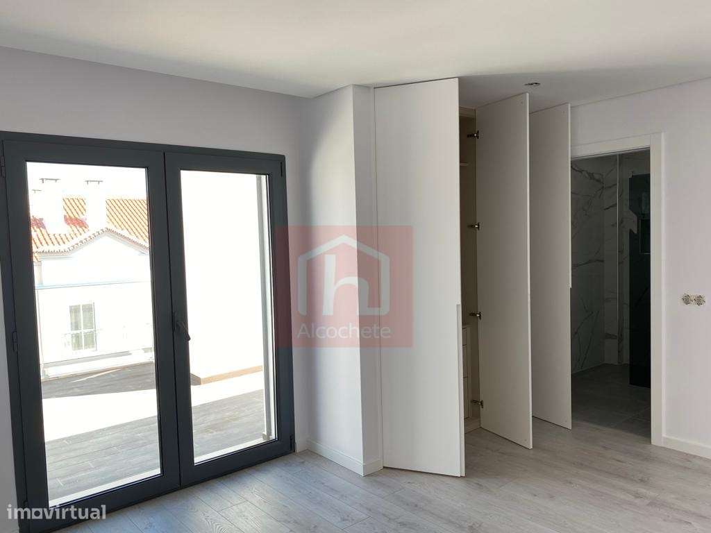 Apartamento T4 Duplex com garagem box no centro de Alcochete-21