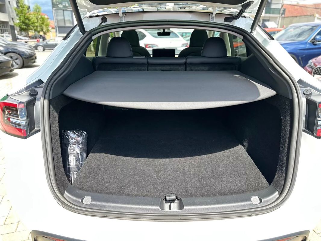 Tesla Model Y Long Range Dual Motor AWD - 26