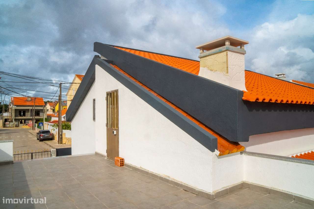 Moradia T5 na Quinta do Conde com sótão e garagem-31