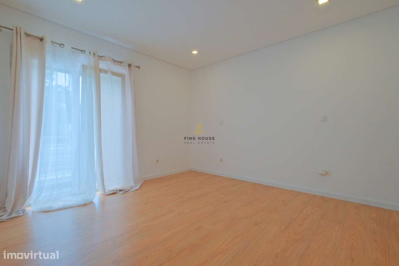 Moradia T3 com piscina, jardim e garagem box, na Caparica-34