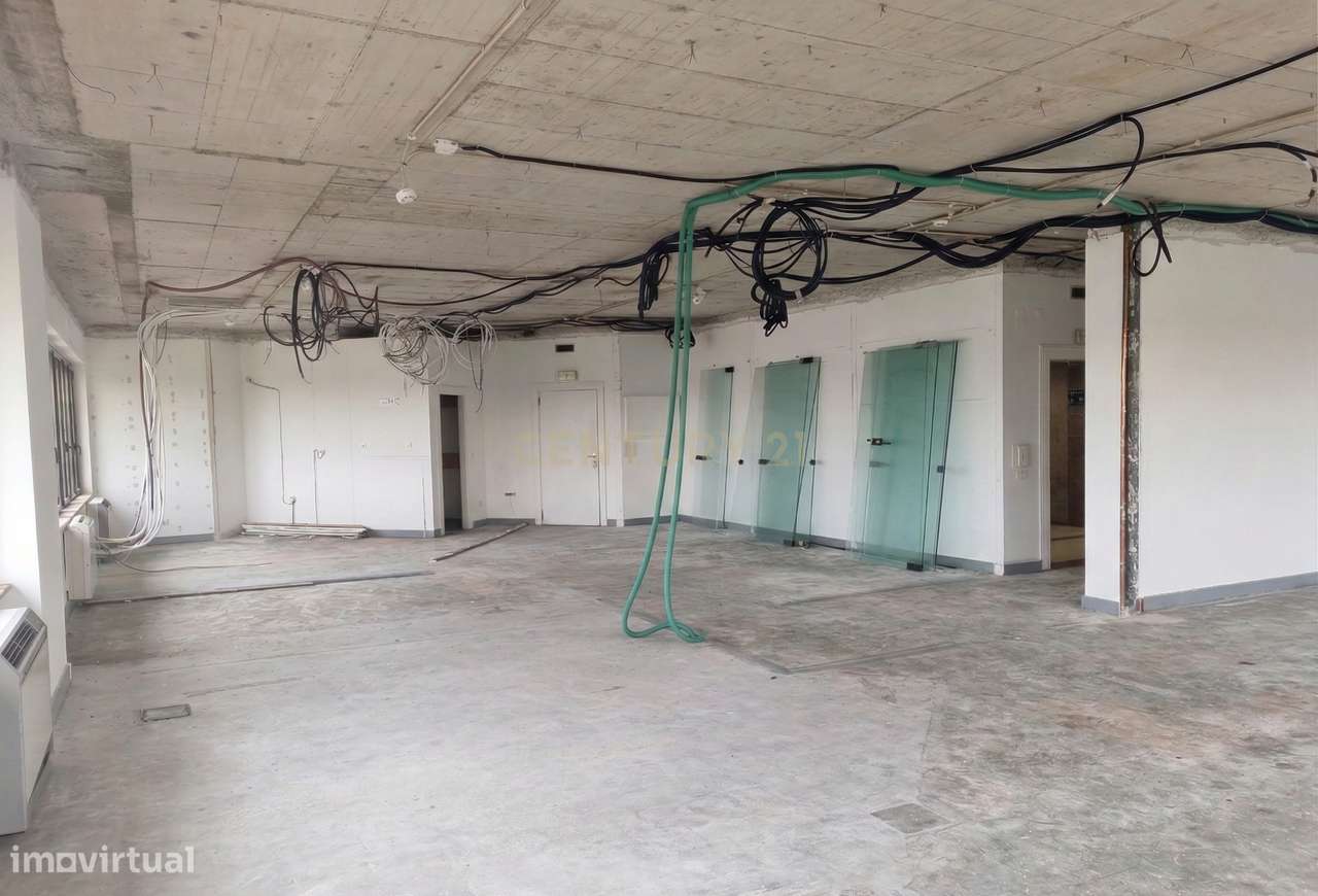 Escritório com Luz, escala e centralidade no 10.º andar de um edifício-8