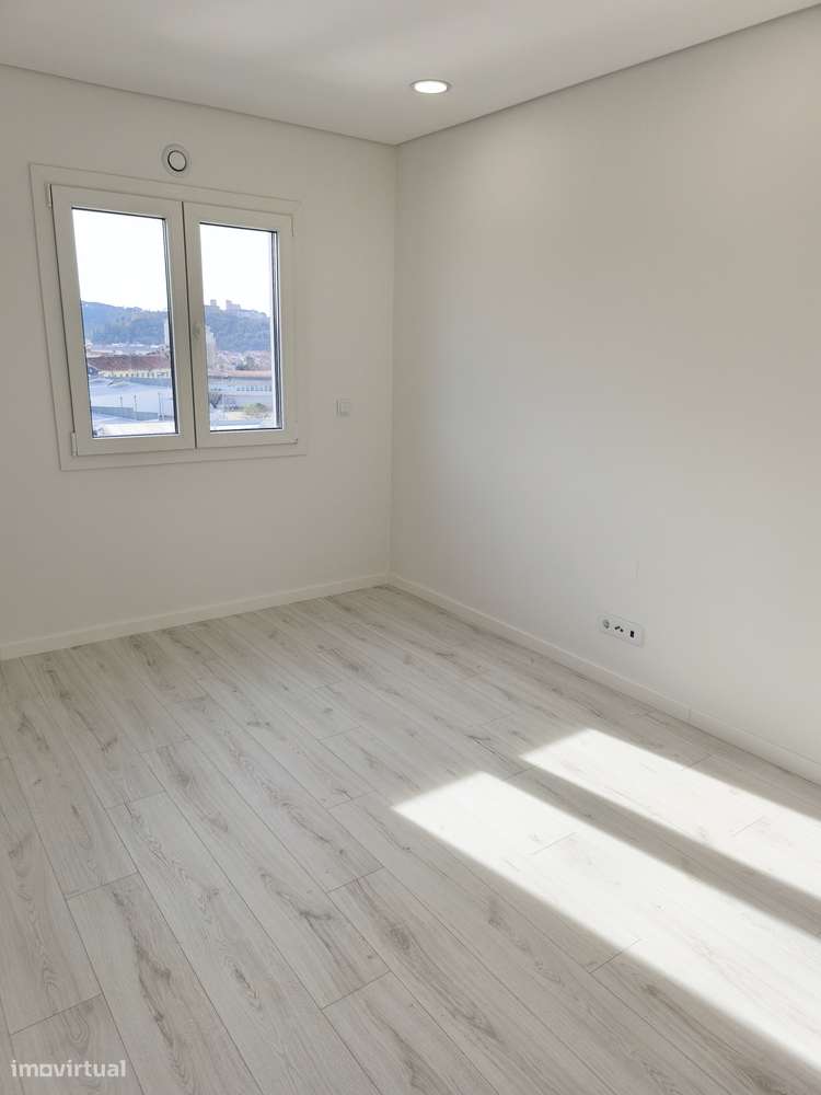 Apartamento T3 Novo c/ Garagem e um parque de Estacionamento-8