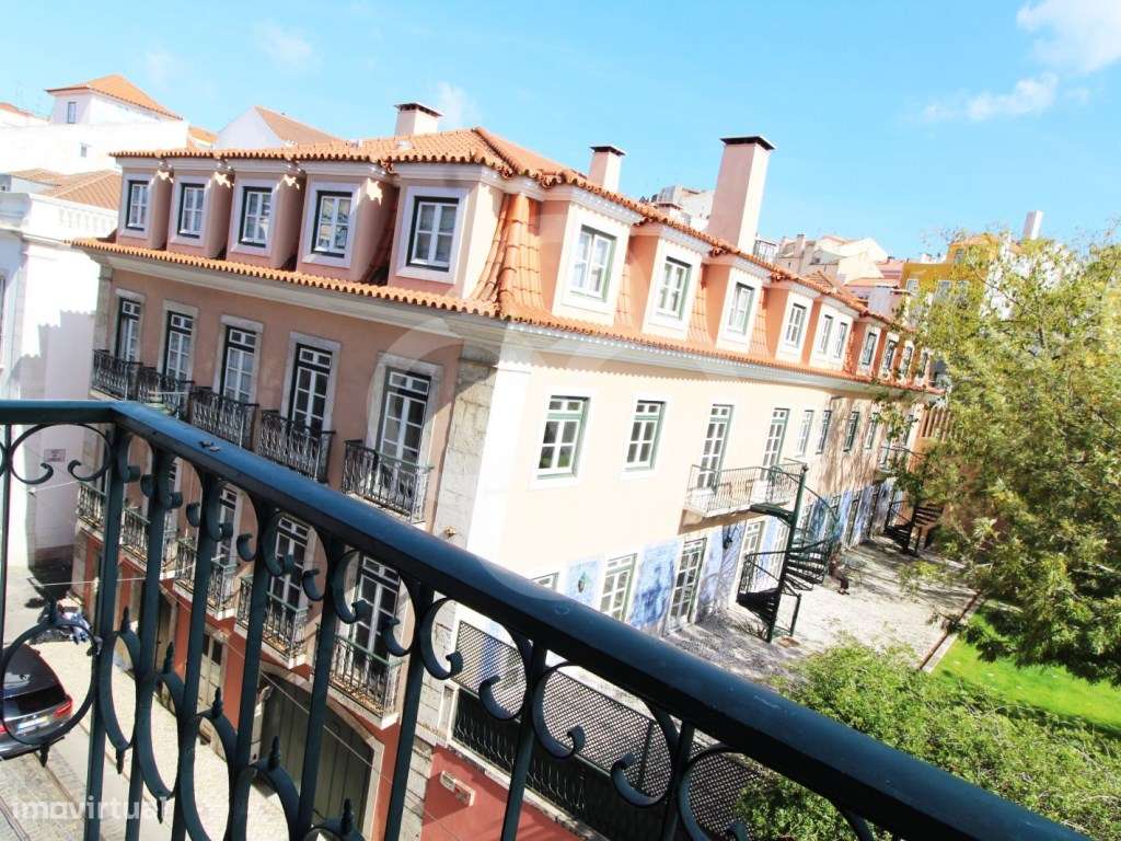 Apartamento T3 remodelado ao Chiado e Santos ao IADE e ISEG em Lisboa-4