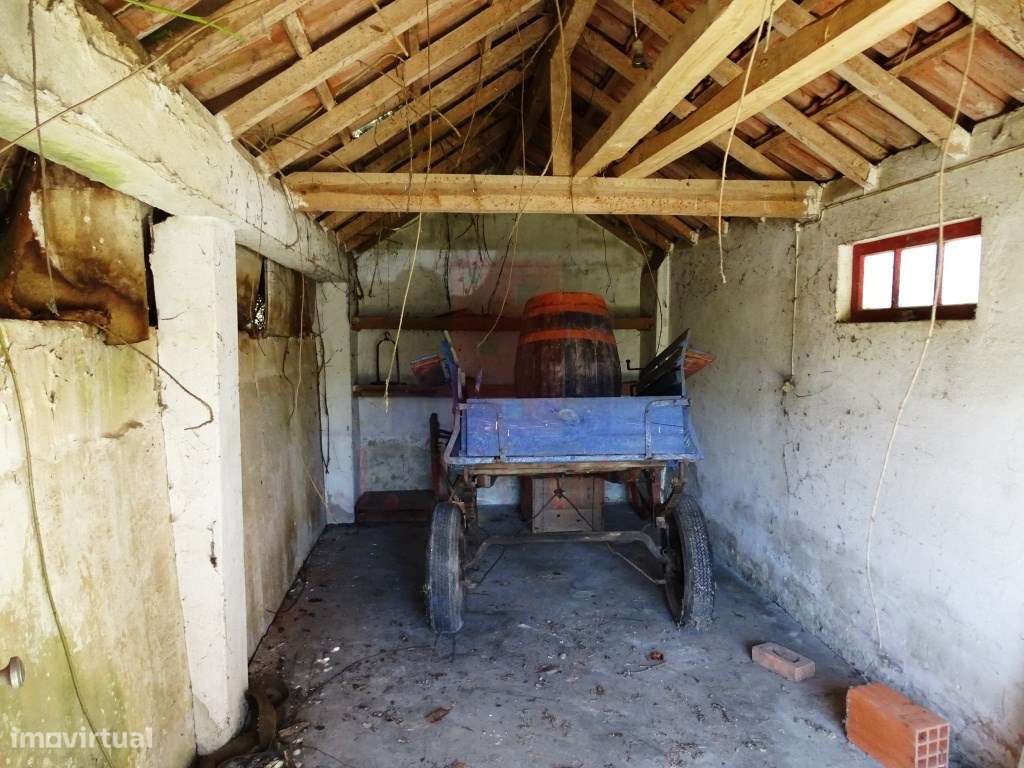 Prédio com 3 pisos por Recuperar - Grande imagem: 3/44