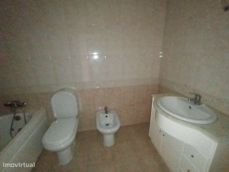 Apartamento T2 com Varanda em Rio Tinto, Gondomar-12