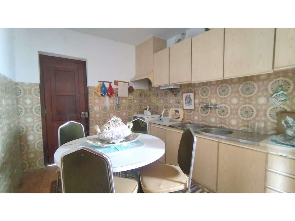 Moradia para renovação no centro de Monte Redondo-7