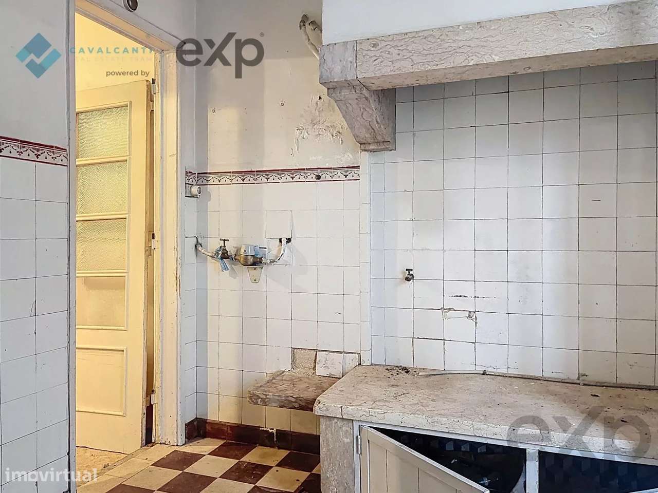 T3 com charme e logradouro Para Remodelar – Lisboa-36