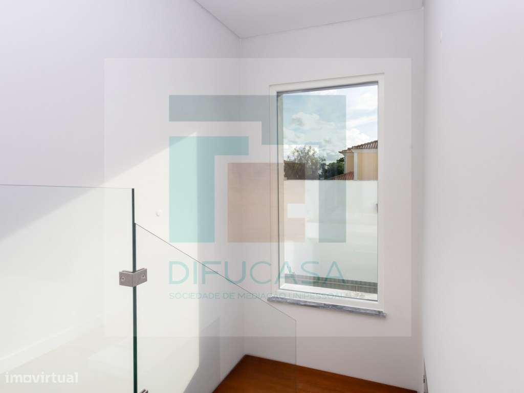 Moradia T3 com 2 Suítes e Pérgula de Estacionamento-12