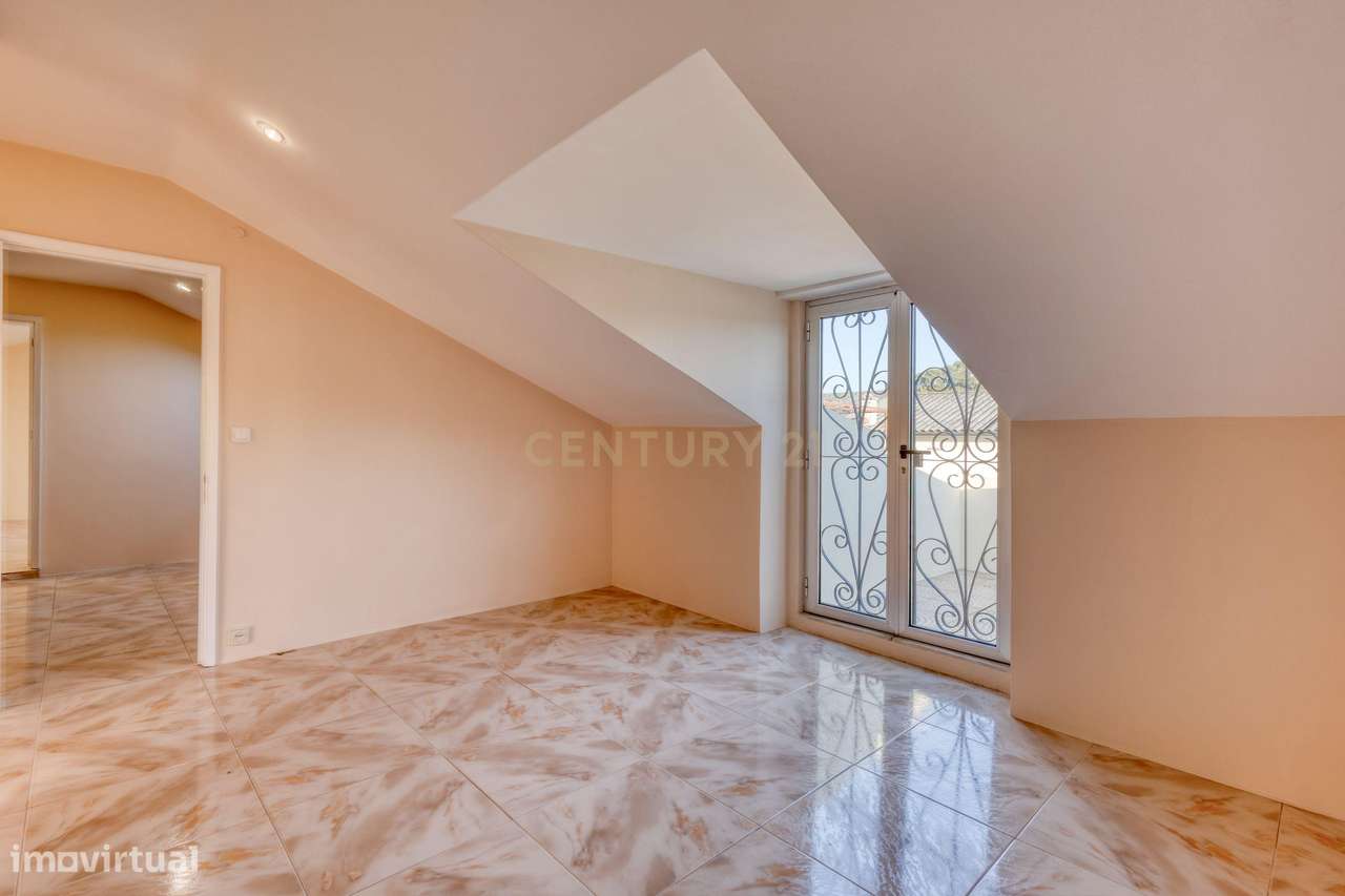 Moradia T3 com 4 frentes e garagem junto a igreja da Santa Rita-24