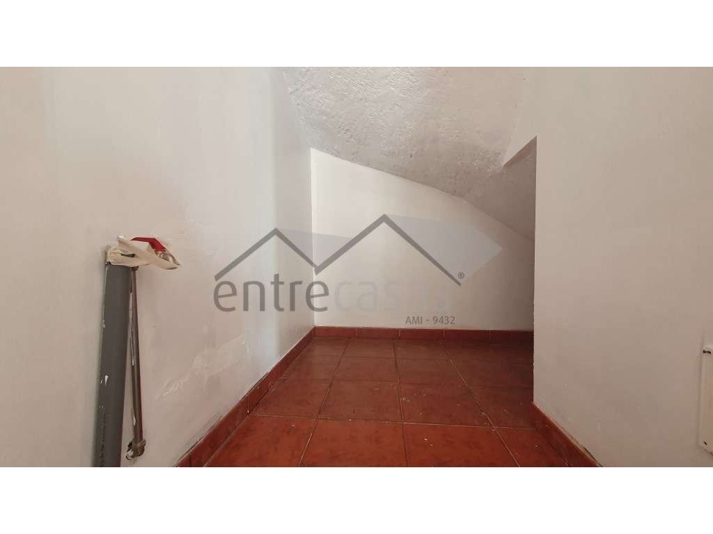 Prédio/Moradia T5 independente-14