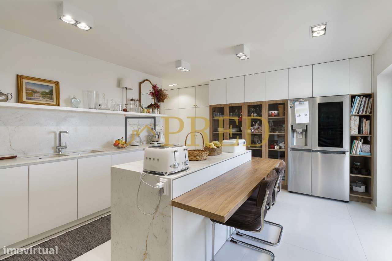 Apartamento T5, inserido no condomínio fechado 'Edifício Plaza'-17