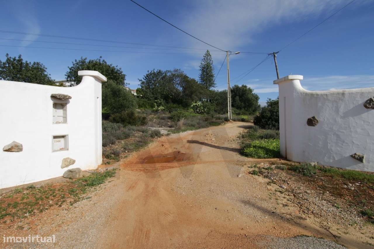 Prédio misto com casa e 9 terrenos rústicos, localizado na zona de Est - Grande imagem: 3/10