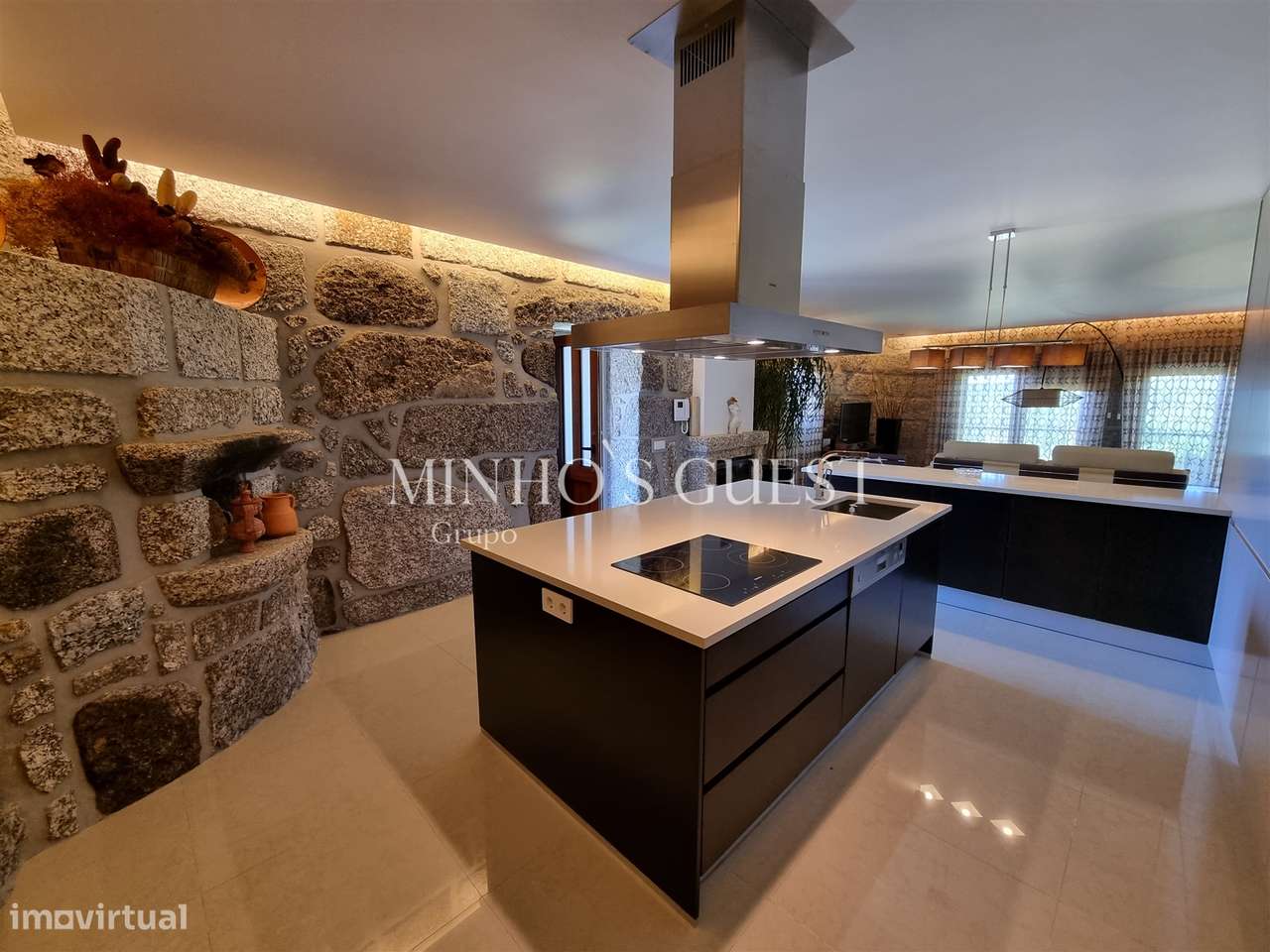 Moradia V4 de Luxo (650m2) Implantada em Terreno de 12500m2 - Souto, G-9