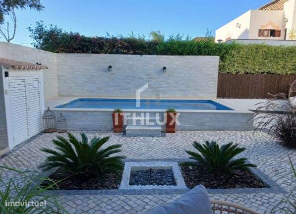 Villa de luxo impecavelmente apresentada com piscina e jardins em Tavi-18