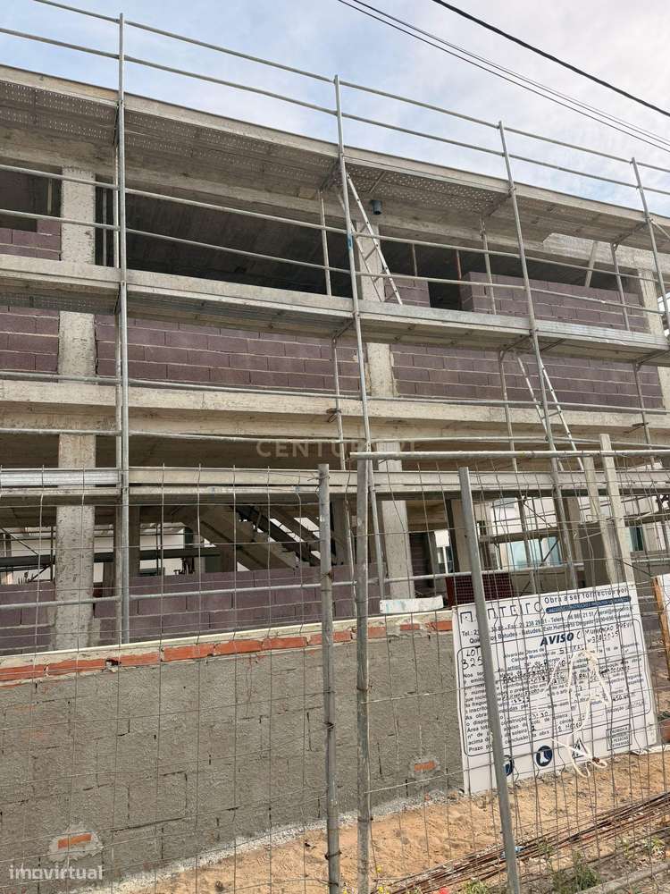 Moradia em construção com arquitetura contemporânea-14