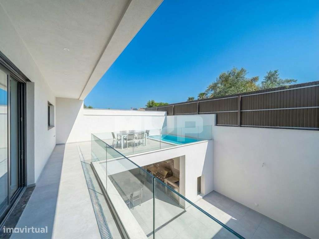 Moradias V3+1 com piscina | Gambelas - Design contemporâneo-14
