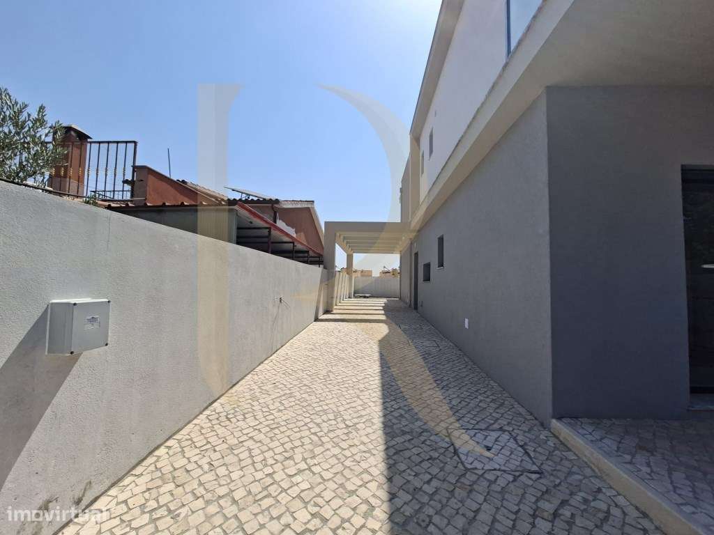 Moradia geminada T3 nova em Fernão Ferro-19