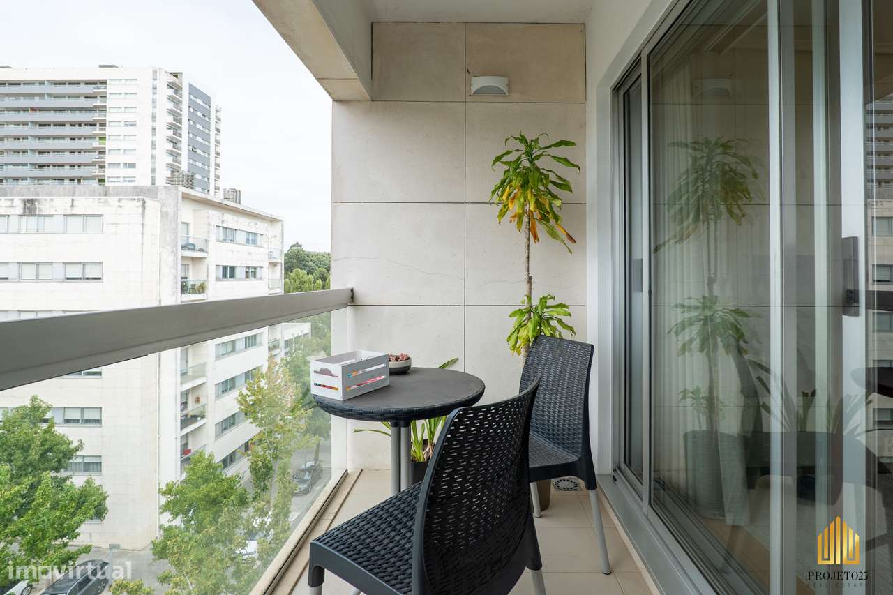 T2 Com Varanda Panorâmica em Urbanização Requintada, ao Aeroporto.-14