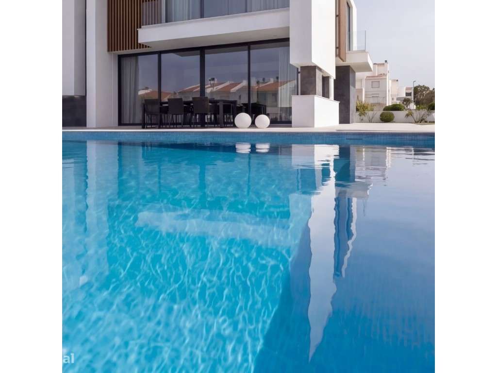 Moradia isolada com piscina apenas a 400 m da praia-22