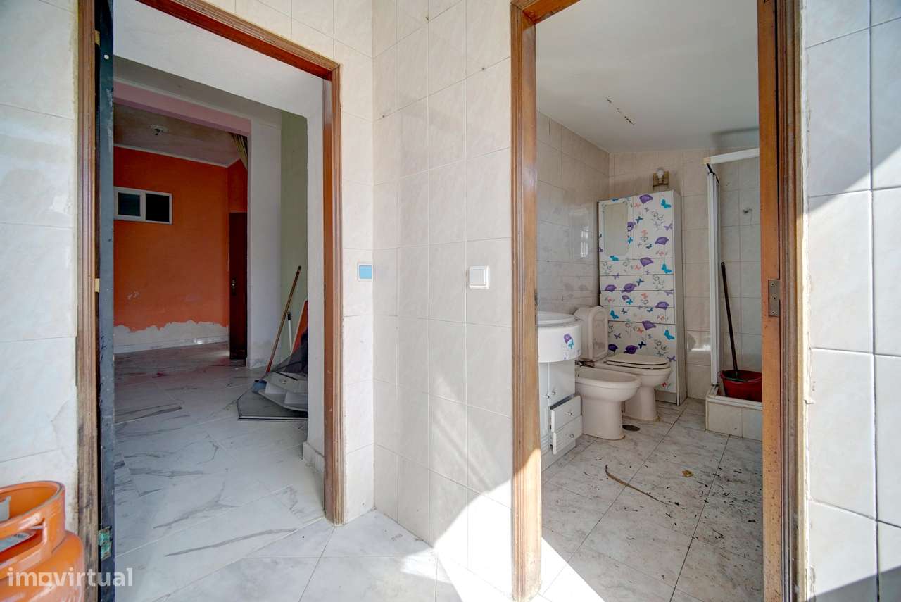 T1 para remodelar com pequeno terraço Alcântara-14