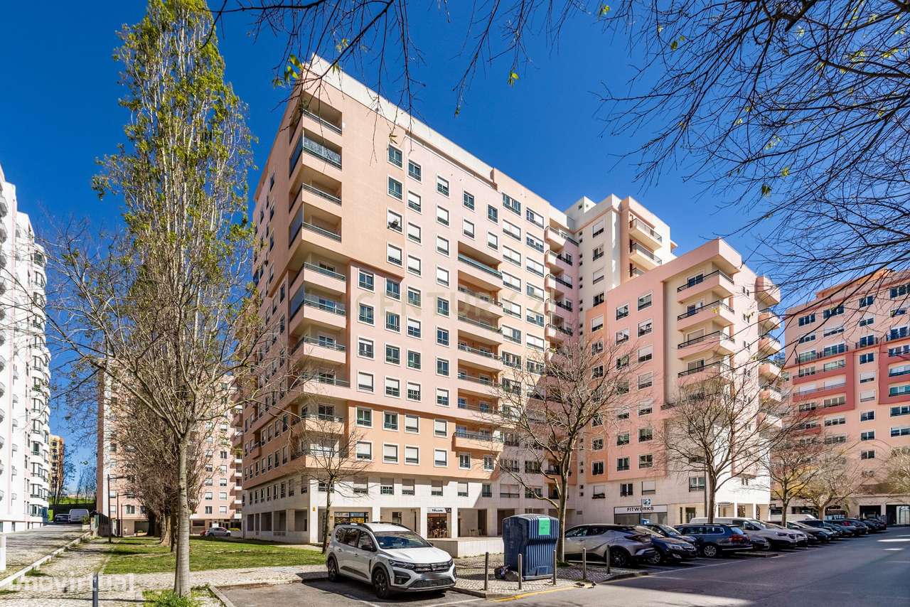 T2 com varanda, arrecadação e lugar de garagem – Rua São Bento Menni,-29