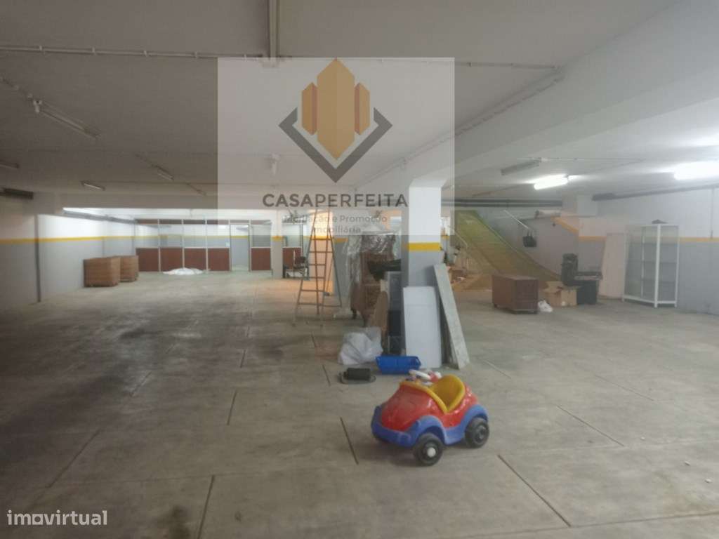 Armazém Junto à Rotunda de Santo Ovídio e Avenida da República - Ce... - Grande imagem: 4/14
