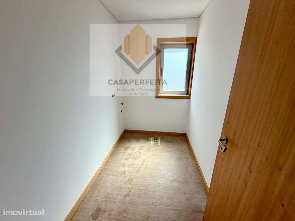 Apartamento T2 NOVO de 2 Frentes com 131m2, Varanda e Lugar de Gara...-8