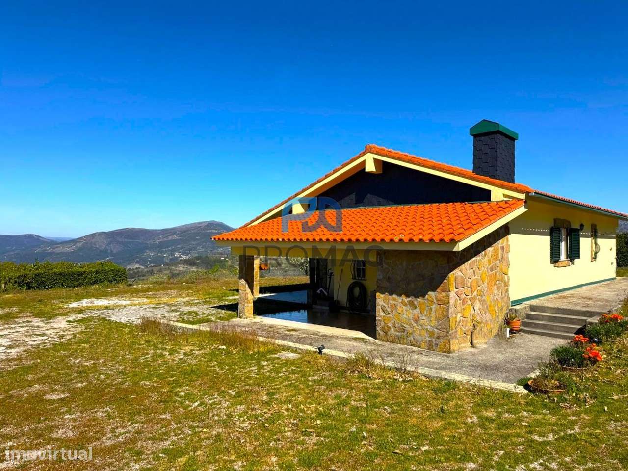 Moradia com excelente área, piscina e plena privacidade-26