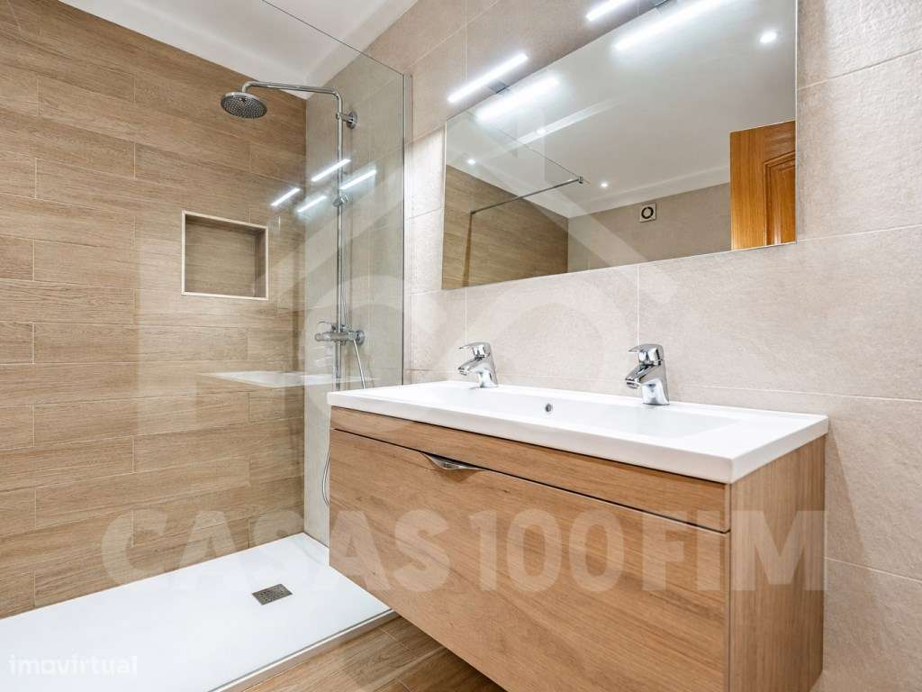 Apartamento T3 renovado com garagem e vista para Leiria.-8